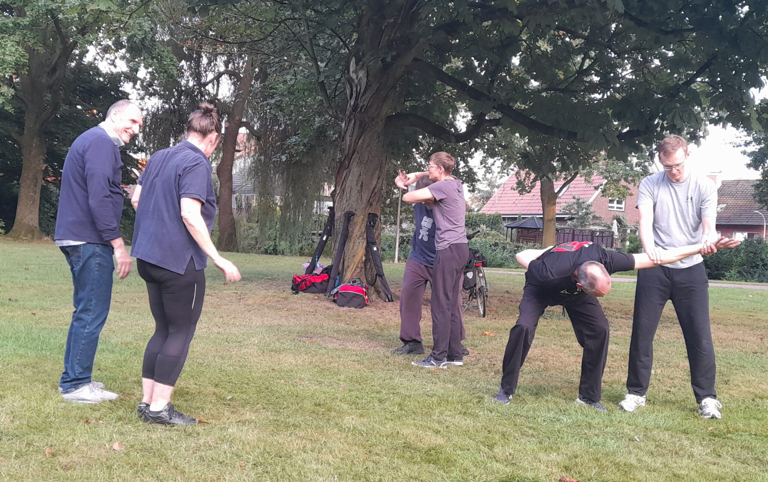 Aikido-Gruppe beim Sport im Park in Senden